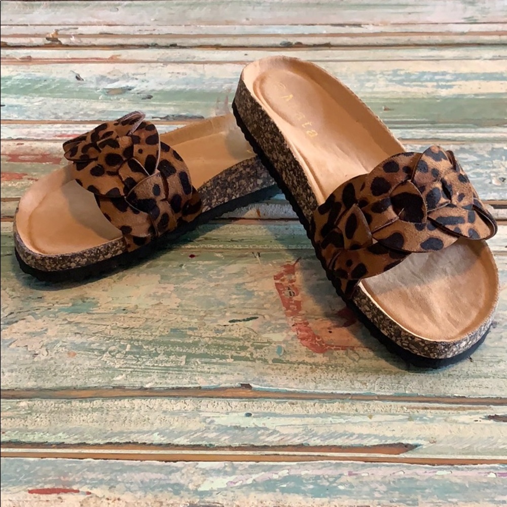 Leopard Mata brand slides